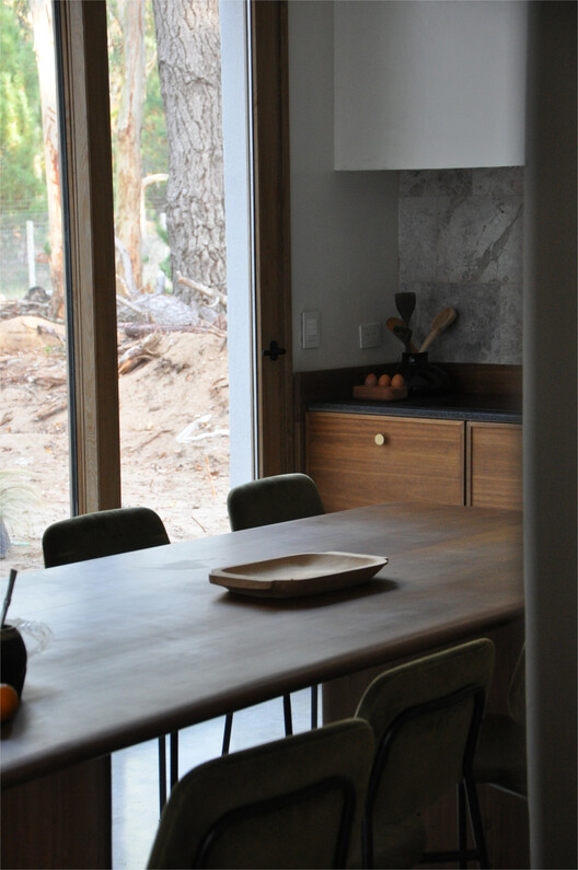 Casa Villa robles / arquitectura.te - Fotografía interior, Madera, Mesas, Sillas, Vidrio, Encimera