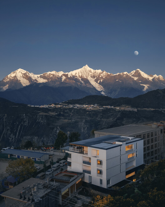 Kawagebo Snow Mountain Hotel / Moguang Studio - Exterior Photography