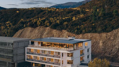 Kawagebo Snow Mountain Hotel / Moguang Studio