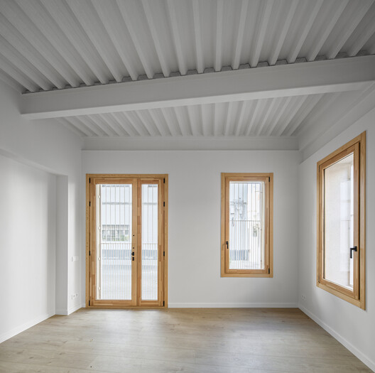 Reforma y ampliación de un edificio para 7 viviendas  / Sau Taller d'Arquitectura - Fotografía interior, Madera