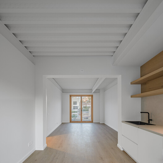 Reforma y ampliación de un edificio para 7 viviendas  / Sau Taller d'Arquitectura - Fotografía interior, Cocina, Madera