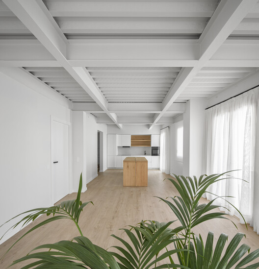 Reforma y ampliación de un edificio para 7 viviendas  / Sau Taller d'Arquitectura - Imagen 3 de 19