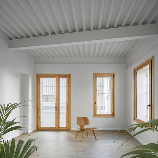 Reforma y ampliación de un edificio para 7 viviendas  / Sau Taller d'Arquitectura - Fotografía interior, Madera