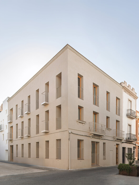 Reforma y ampliación de un edificio para 7 viviendas  / Sau Taller d'Arquitectura - Fotografía exterior, Balcón