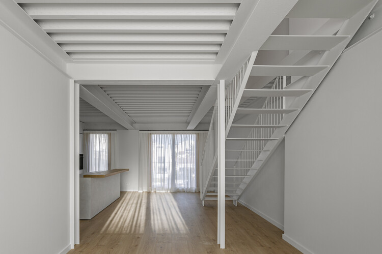 Reforma y ampliación de un edificio para 7 viviendas  / Sau Taller d'Arquitectura - Fotografía interior, Madera, Barandas