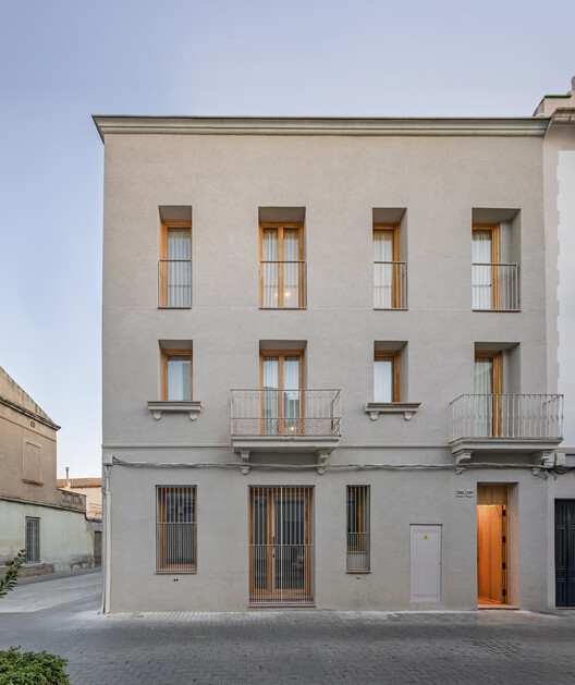 Reforma y ampliación de un edificio para 7 viviendas  / Sau Taller d'Arquitectura - Fotografía exterior, Fachada, Concreto, Balcón