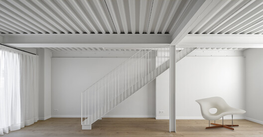 Reforma y ampliación de un edificio para 7 viviendas  / Sau Taller d'Arquitectura - Fotografía interior, Escaleras, Barandas, Fijación Vigas