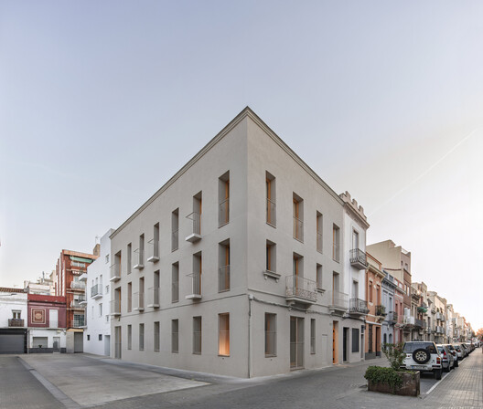 Reforma y ampliación de un edificio para 7 viviendas  / Sau Taller d'Arquitectura - Fotografía exterior, Balcón