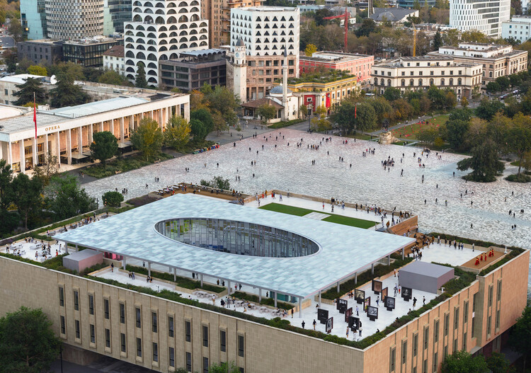 Caleidoscopio albanés: Reconstrucción y museización del Museo Histórico Nacional de Albania / Casanova + Hernandez Architects - Fotografía exterior, Fotografía a vista de pájaro, Urbano