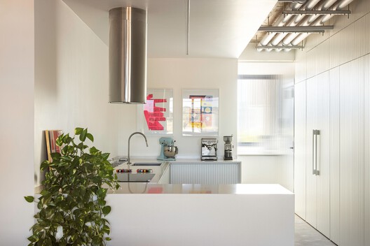 Apartamento Esplanada Rosa / Bloco Arquitetos Apartamento Esplanada Rosa / Bloco Arquitetos - Fotografia de Interiores, Cozinha, Bancada, Madeira, Iluminação, Pia, Cadeira