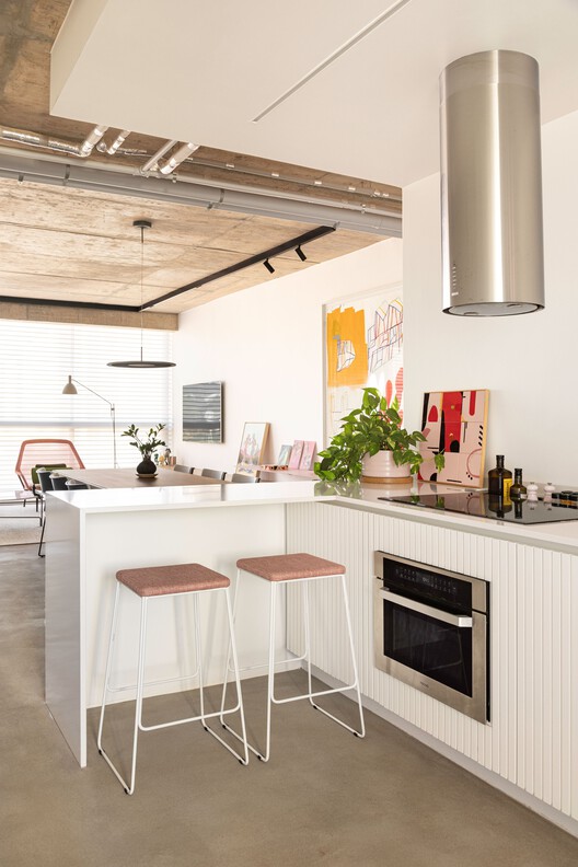 Apartamento Esplanada Rosa / Bloco Arquitetos Apartamento Esplanada Rosa / Bloco Arquitetos - Fotografia de Interiores, Cozinha, Bancada, Madeira, Cadeira, Iluminação, Mesa