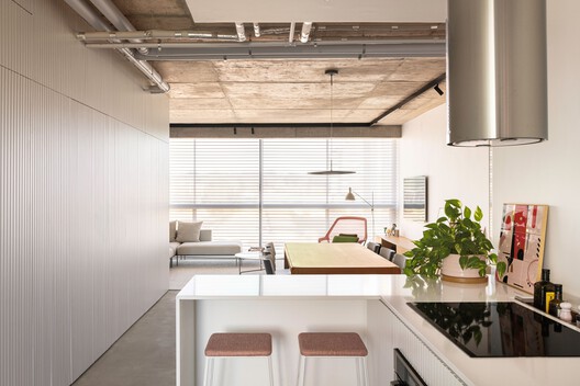 Apartamento Esplanada Rosa / Bloco Arquitetos Apartamento Esplanada Rosa / Bloco Arquitetos - Fotografia de Interiores, Cozinha, Madeira, Bancada, Iluminação, Cadeira