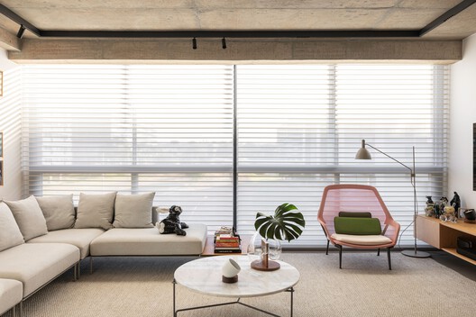 Apartamento Esplanada Rosa / Bloco Arquitetos Apartamento Esplanada Rosa / Bloco Arquitetos - Fotografia de Interiores, Sala de Estar, Sofá, Iluminação, Cadeira
