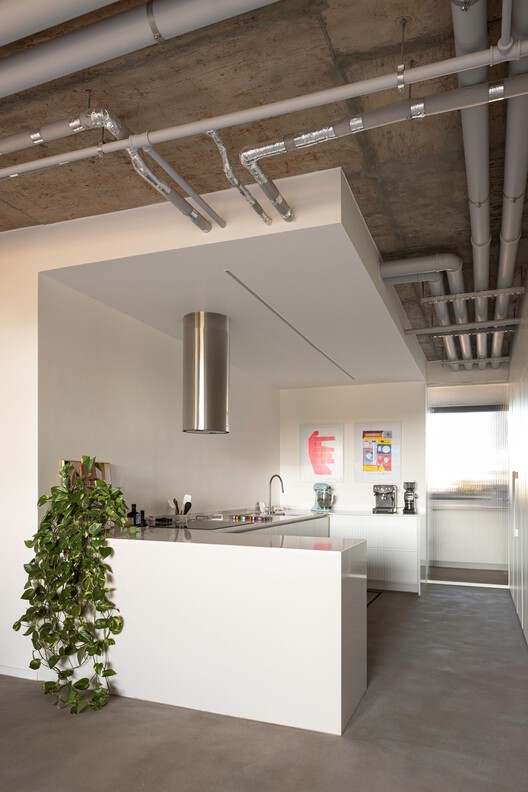 Apartamento Esplanada Rosa / Bloco Arquitetos Apartamento Esplanada Rosa / Bloco Arquitetos - Fotografia de Interiores, Cozinha, Iluminação, Bancada, Cadeira