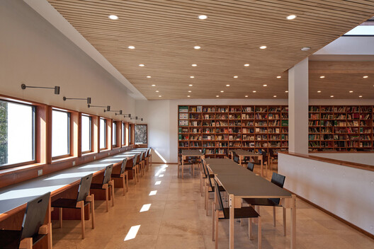 Pabellón Biblioteca Colegio Tabancura / José Ignacio Valdivieso - Fotografía interior, Comedor, Madera, Estanterías, Sillas