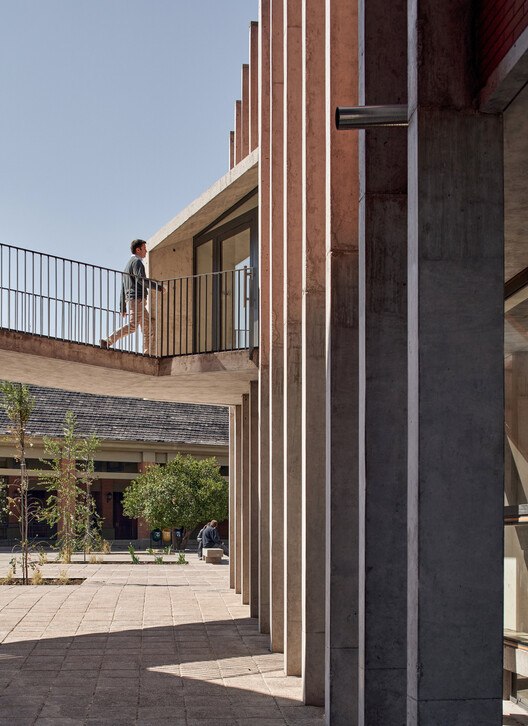 Pabellón Biblioteca Colegio Tabancura / José Ignacio Valdivieso - Fotografía exterior, Concreto, Pilares