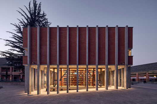 Pabellón Biblioteca Colegio Tabancura / José Ignacio Valdivieso - Fotografía exterior, Concreto, Pilares