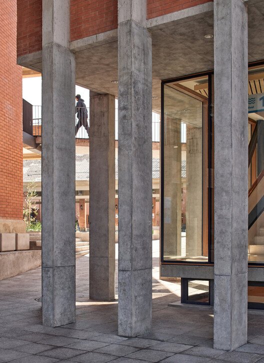 Pabellón Biblioteca Colegio Tabancura / José Ignacio Valdivieso - Fotografía interior, Pilares, Concreto, Fijación Vigas