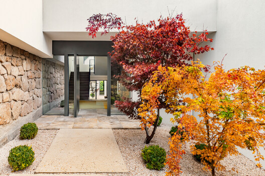 300ª Renovación en El Escorial / Ábaton 300ª Renovación en El Escorial / Ábaton - Fotografía exterior, Jardín, Patio interior