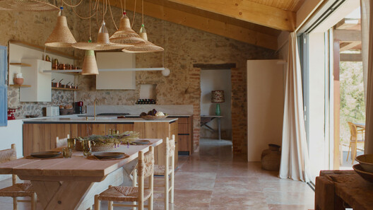  Finca del Encinar / Ábaton - Fotografia de Interiores, Cozinha, Madeira, Iluminação, Cadeira, Mesa, Viga, Bancada