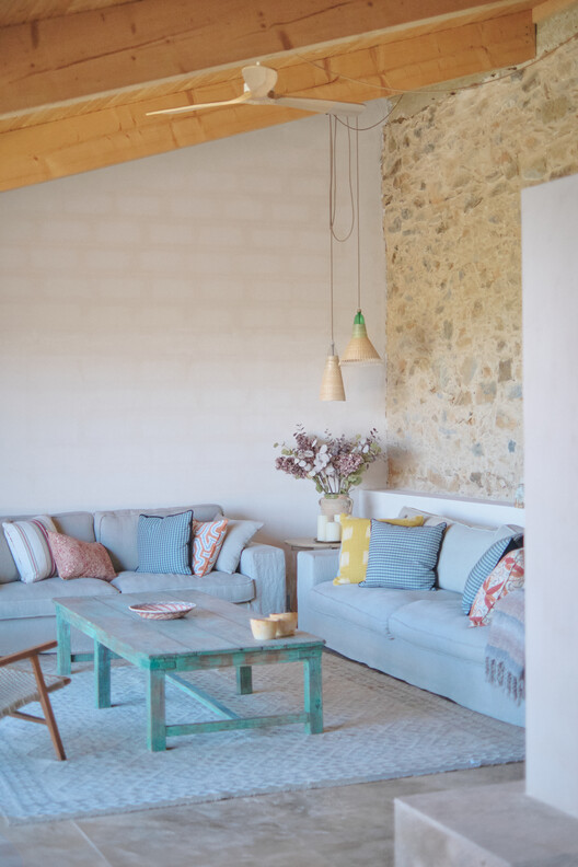  Finca del Encinar / Ábaton - Fotografia de Interiores, Sala de Estar, Madeira, Sofá, Mesa, Iluminação, Cadeira
