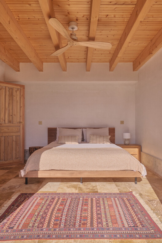  Finca del Encinar / Ábaton - Fotografia de Interiores, Dormitório, Madeira, Cama, Iluminação