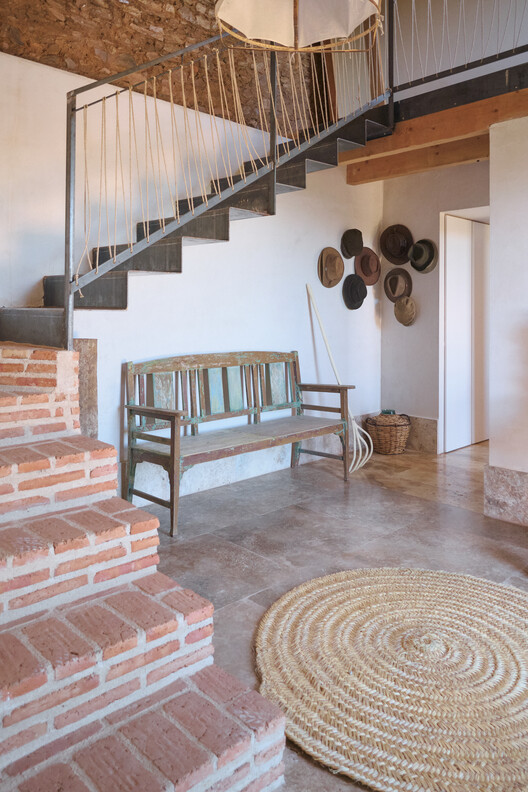  Finca del Encinar / Ábaton - Fotografia de Interiores, Escada, Madeira, Cadeira