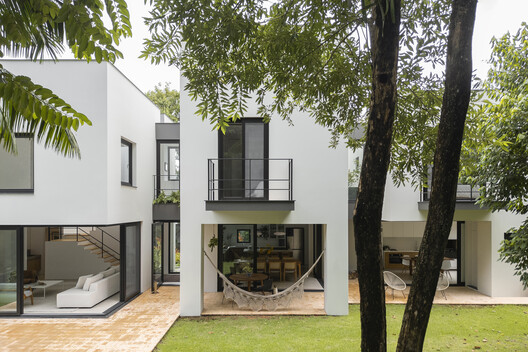 Piná House / Nommo Arquitetos - Exterior Photography, Door, Balcony, Courtyard