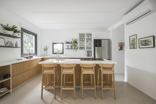 Piná House / Nommo Arquitetos - Interior Photography, Kitchen, Wood, Countertop, Table, Lighting, Chair