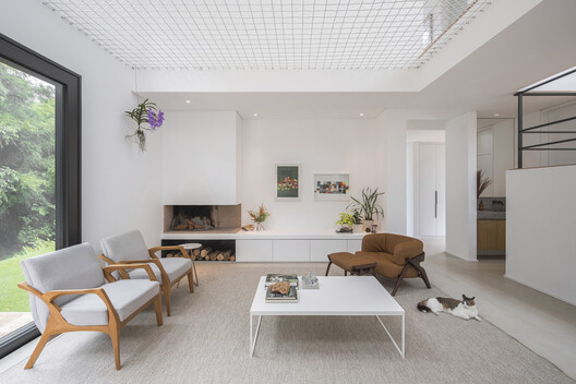 Piná House / Nommo Arquitetos - Interior Photography, Wood, Lighting, Sofa, Table, Chair