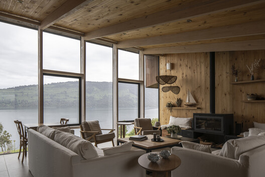 Casa VE / Triangular - Fotografía interior, Sala de estar, Madera, Sillas