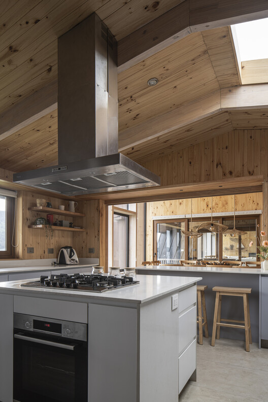 Casa VE / Triangular - Fotografía interior, Cocina, Madera, Encimera