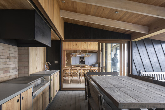 Casa VE / Triangular - Fotografía interior, Cocina, Madera, Fijación Vigas, Encimera, Sillas