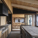 Casa VE / Triangular - Fotografía interior, Casas, Cocina, Fijación Vigas, Encimera, Sillas
