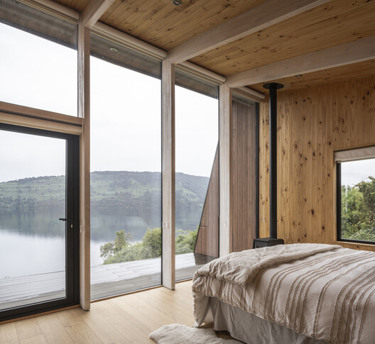 Casa VE / Triangular - Fotografía interior, Dormitorio, Madera, Vidrio, Camas, Fijación Vigas