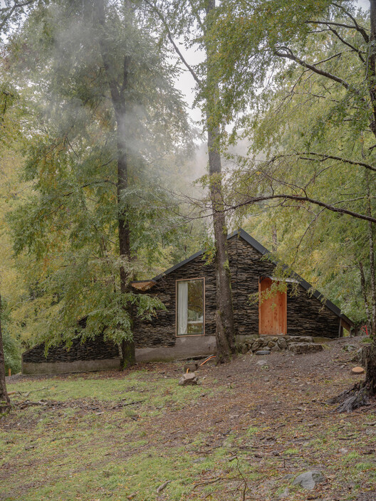 Huerquehue Refuge / DRAA Huerquehue Refuge / DRAA - Exterior Photography, Wood, Forest
