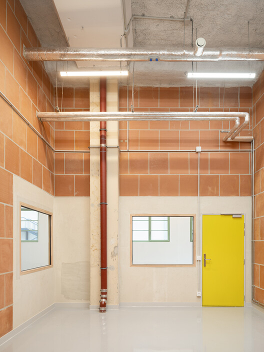 'La Boulangerie' Emergency Shelter / Francois Brugel Architectes Associes + Atelier RITA - Interior Photography, Lighting, Beam