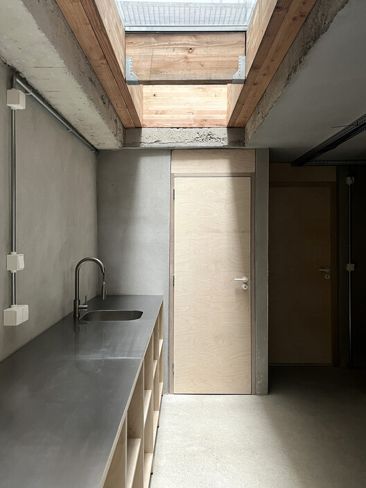 L33 Narrow House / BAST L33 Narrow House / BAST - Interior Photography, Bathroom, Wood, Beam