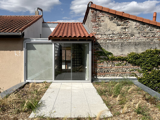 L33 Narrow House / BAST L33 Narrow House / BAST - Exterior Photography, Facade, Brick, Concrete
