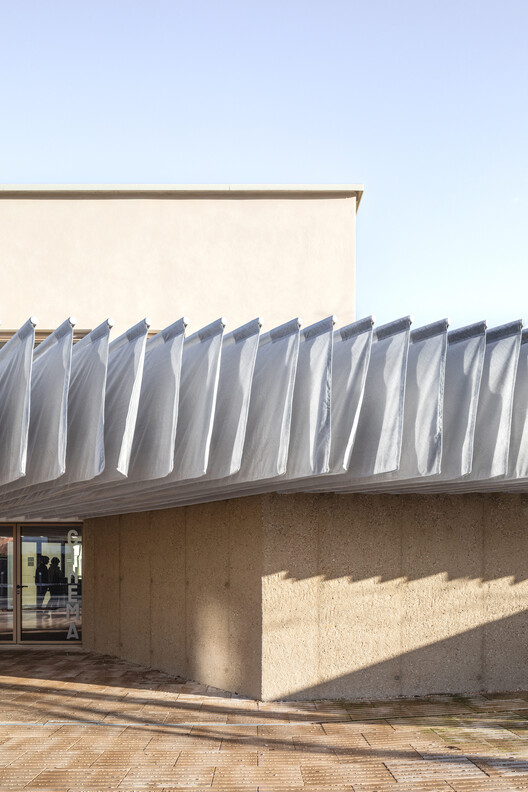 Neighborhood Cinema ‘Le Rio’ / FAB Architects + Unes Architectes - Image 2 of 13