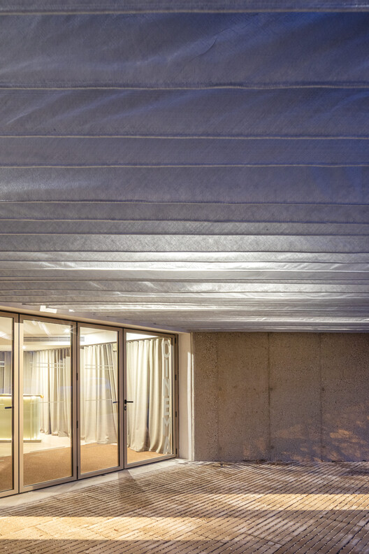 Neighborhood Cinema ‘Le Rio’ / FAB Architects + Unes Architectes - Exterior Photography, Concrete