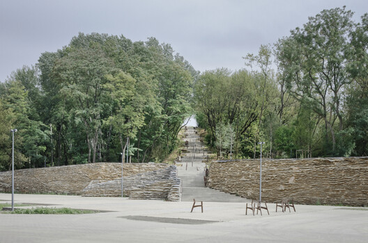 Warsaw Uprising Mound / Archigrest + topoScape Warsaw Uprising Mound / Archigrest + topoScape - Image 1 of 27
