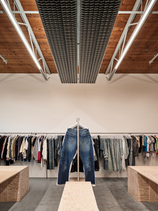Purple Brand Operations Studio / Scott & Scott Architects - Interior Photography, Closet