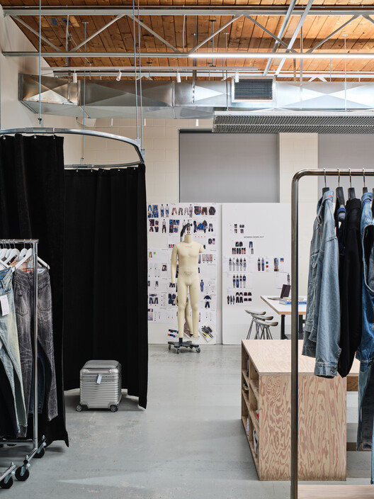 Purple Brand Operations Studio / Scott & Scott Architects - Interior Photography, Closet