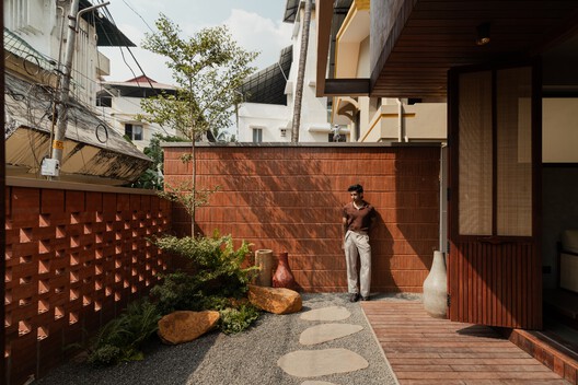 The Tiny House / 7th Hue Architecture Collective The Tiny House / 7th Hue Architecture Collective - Exterior Photography, Wood, Courtyard
