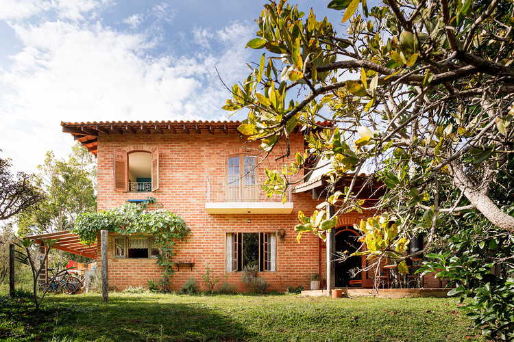 Casa de Campo / Teresa Borsoi Arquitetura - Fotografía exterior, Ladrillo, Jardín, Balcón
