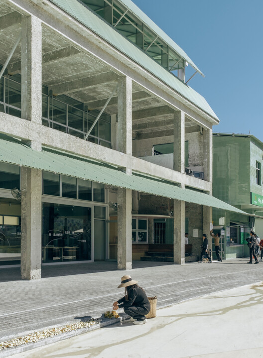 Ancient Banyan Plaza Renovation / Atelier XÜK Ancient Banyan Plaza Renovation / Atelier XÜK - Exterior Photography, Concrete