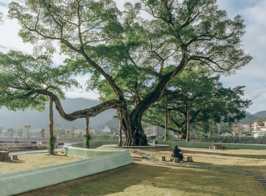 Ancient Banyan Plaza Renovation / Atelier XÜK Ancient Banyan Plaza Renovation / Atelier XÜK - Image 29 of 50