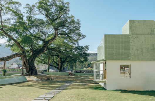 Ancient Banyan Plaza Renovation / Atelier XÜK Ancient Banyan Plaza Renovation / Atelier XÜK - Exterior Photography