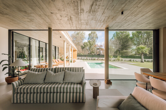 Casa Abuxarda 1 / Fragmentos - Fotografía interior, Sala de estar, Madera, Sillas, Patio